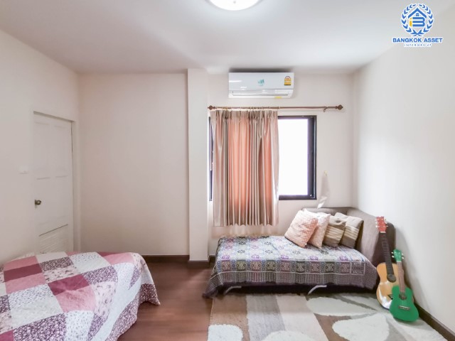 *****บ้านแฝดมือสองย่านนนทบุรี ม.ลิฟวิ่งพาร์ค พระราม5 บนเนื้อที่ 36.40 ตร.ว. ฟังก์ชันจัดเต็ม 4 ห้องนอน 4 ห้องน้ำ บ้านสวยพร้อมเข้าอยู่ สไตล์โมเดิร์น น่าอยู่ พื้นที่เยอะมาก แถมฟรี !! เครื่องปรับอากาศ 3 เครื่อง บนทำเลศักยภาพ เดินทางสะดวก เชื่อมต่อถนนหลายเส้นทาง ใกล้ทางด่วน "ศรีรัช"